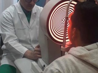 Menor venezolano se implanta en Barcelona prótesis oculares tras perder ojos